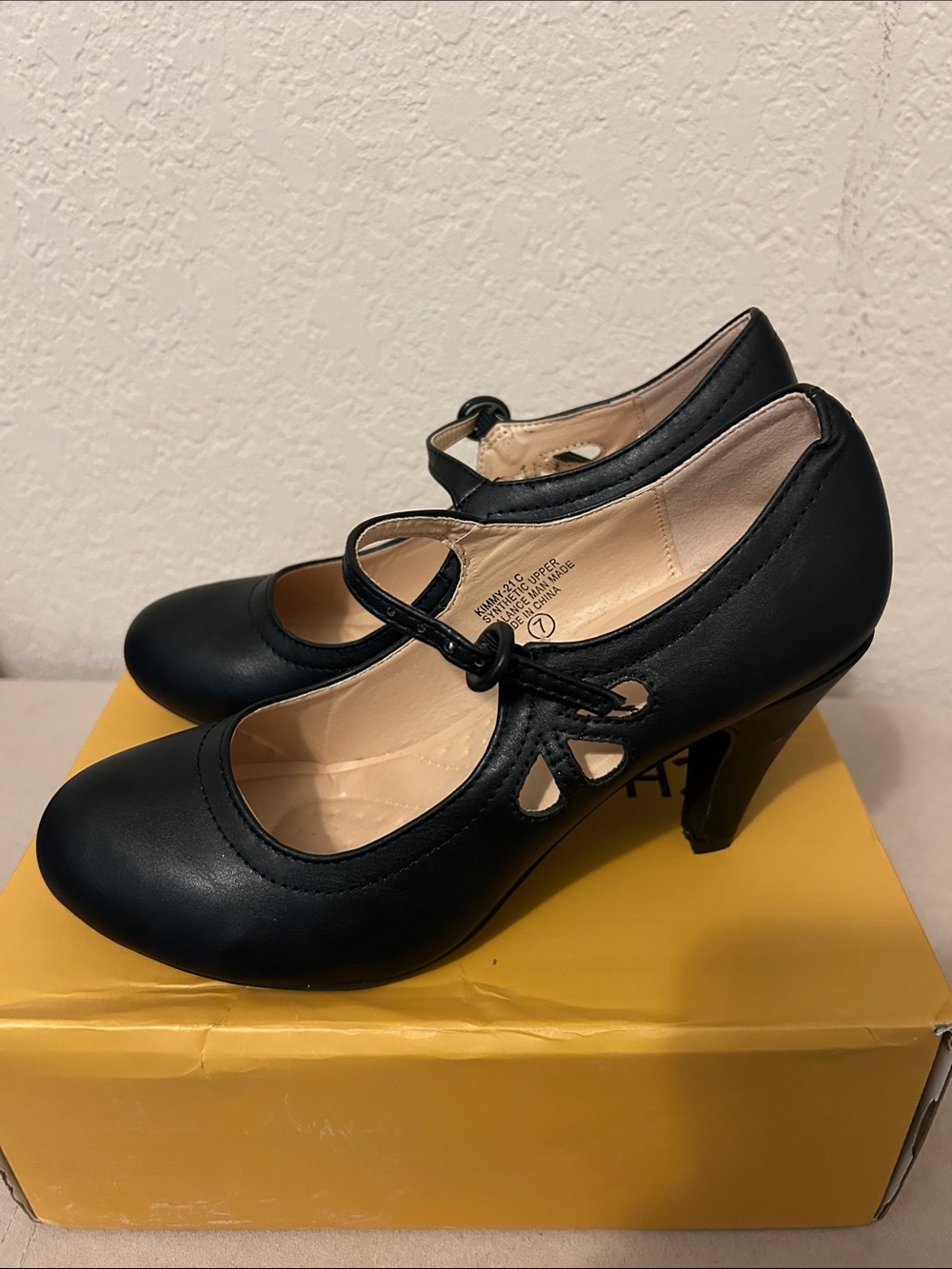 Chase + Chloe Black Mary Jane Mid Heel Dress Pump - w/ Box - Picture 5 of 12